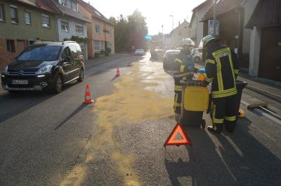 Verkehrsunfall in Affalterbach - PKW reisst sich den Oeltank nach einer Kollission auf